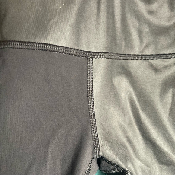 Lululemon leggings size 2 Black teo tone black fabric - Picture 3 of 6